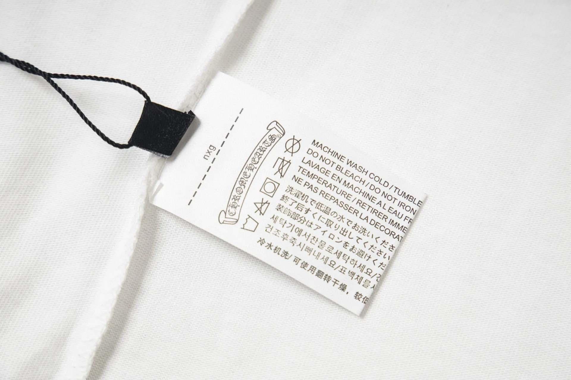 P160 Chrome Hearts Chrome Hearts new classic casual round neck short-sleeved T-shirt [Little Red Book popular style | Stars and Internet celebrities wear the same style] 1⃣️The fabric is made of 26 counts of 260g pure cotton double yarn fabric. It is soft and skin-friendly, highly breathable, and the positioning cutting process oversizes the loose version, making the upper body very slimming. 2⃣️Iconic logo design, distinguishing low-end versions on the market, all single accessories are customized at 1:1, with three complete standards. 3⃣️The same series for men and women, the latest 25ss models, and popular summer items yyds! Process features: Standard 3 cm 12-pin wiring, foreign trade grade process standards, Color: black, white, same style for men and women Sizes: S, M, L, XL, XXL